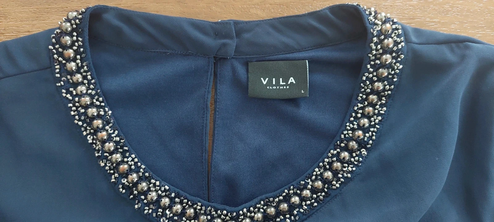 Blouse fluide bleu marine Vila - Col perlé et strass - Taille L (40/42) - Excellent état – photo 4